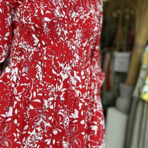 Alternative view of Kleid rot/weiss